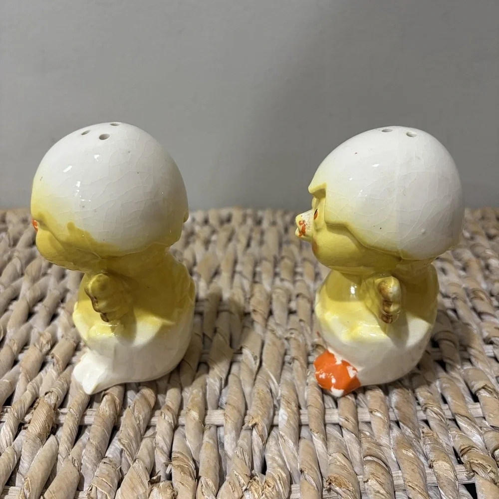 VTG Retro Japan Ceramic‎ Baby Chickens Emerging From Eggs Salt & Pepper Shakers